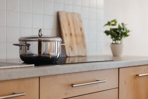 Frigorifero, piano cottura, lavastoviglie, macchina per tè/caffè