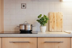 Réfrigérateur, plaque de cuisson, lave-vaisselle, cafetière/bouilloire