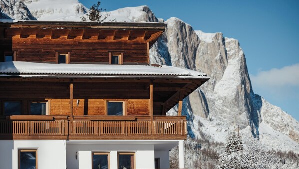 Exterior - Apartment 'Ciasa Willy Sas La Crusc' with Mountain View, Shared Garden & Wi-Fi (La Villa)