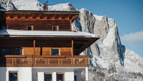 Apartment 'Ciasa Willy Sas La Crusc' with Mountain View, Shared Garden & Wi-Fi