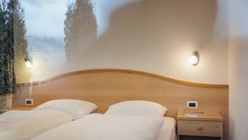 1 habitación, tabla de planchar con plancha, wifi gratis y ropa de cama