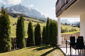 Outdoor dining - Apartment 'Ciasa Willy Sas La Crusc' with Mountain View, Shared Garden & Wi-Fi (Badia)