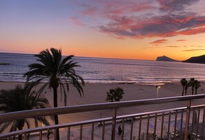 Beach nearby - Beachfront Apartment with Sea Views, Pool, Garden & Wi-Fi (Calpe)
