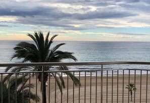Property grounds - Beachfront Apartment with Sea Views, Pool, Garden & Wi-Fi (Calpe)