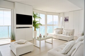 TV - Luxury beachfront apartment with sea views, pool, garden and Wi-Fi (Calpe)