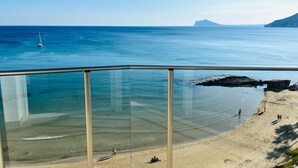 En balkong med fri utsikt över stranden och havet.