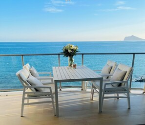 Outdoor dining - Luxury beachfront apartment with sea views, pool, garden and Wi-Fi (Calpe)