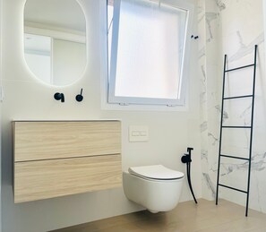 Douche, sèche-cheveux, serviettes fournies