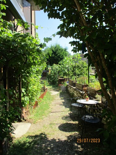 Appartement en sous-sol. Jardin + piscine privés. Situé dans un village.