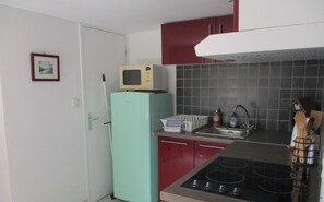 Réfrigérateur, micro-ondes, four, plaque de cuisson