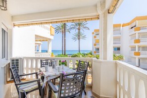 Outdoor dining - Apartment 'B22 Vistas al mar desde la terraza' close to the Beach with Shared Pool & Wi-Fi (Denia)