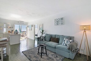 TV - Apartment "Ocean View Hakuna Matata" with Shared Pool & Wi-Fi (Albufeira)