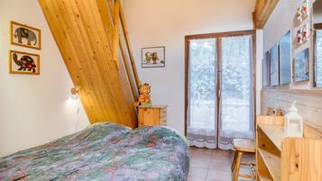 3 bedrooms, iron/ironing board, free WiFi, bed sheets