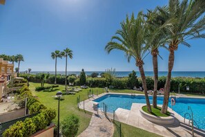 Pool - Front Line Beach Studio Apartment with Sea View, Pool, Garden & Wi-Fi (Marbella)