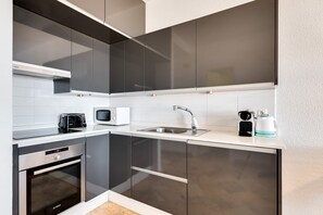 雪櫃、微波爐、焗爐、爐具