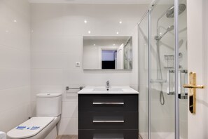 Shower, hair dryer, towels - Front Line Beach Studio Apartment with Sea View, Pool, Garden & Wi-Fi (Marbella)