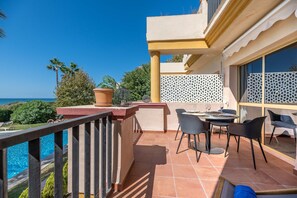 Outdoor dining - Front Line Beach Studio Apartment with Sea View, Pool, Garden & Wi-Fi (Marbella)