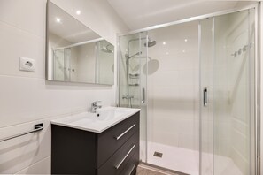 Een douche, een haardroger, handdoeken