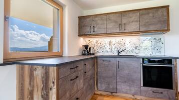 Jääkaappi, uuni, liesi, astianpesukone