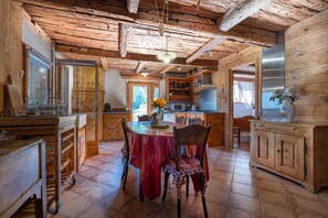 Fridge, microwave, oven, stovetop - 'Ferme de Faustine' Apartment with Shared Heated Pool and Wi-Fi (Saint-Gervais-les-Bains)