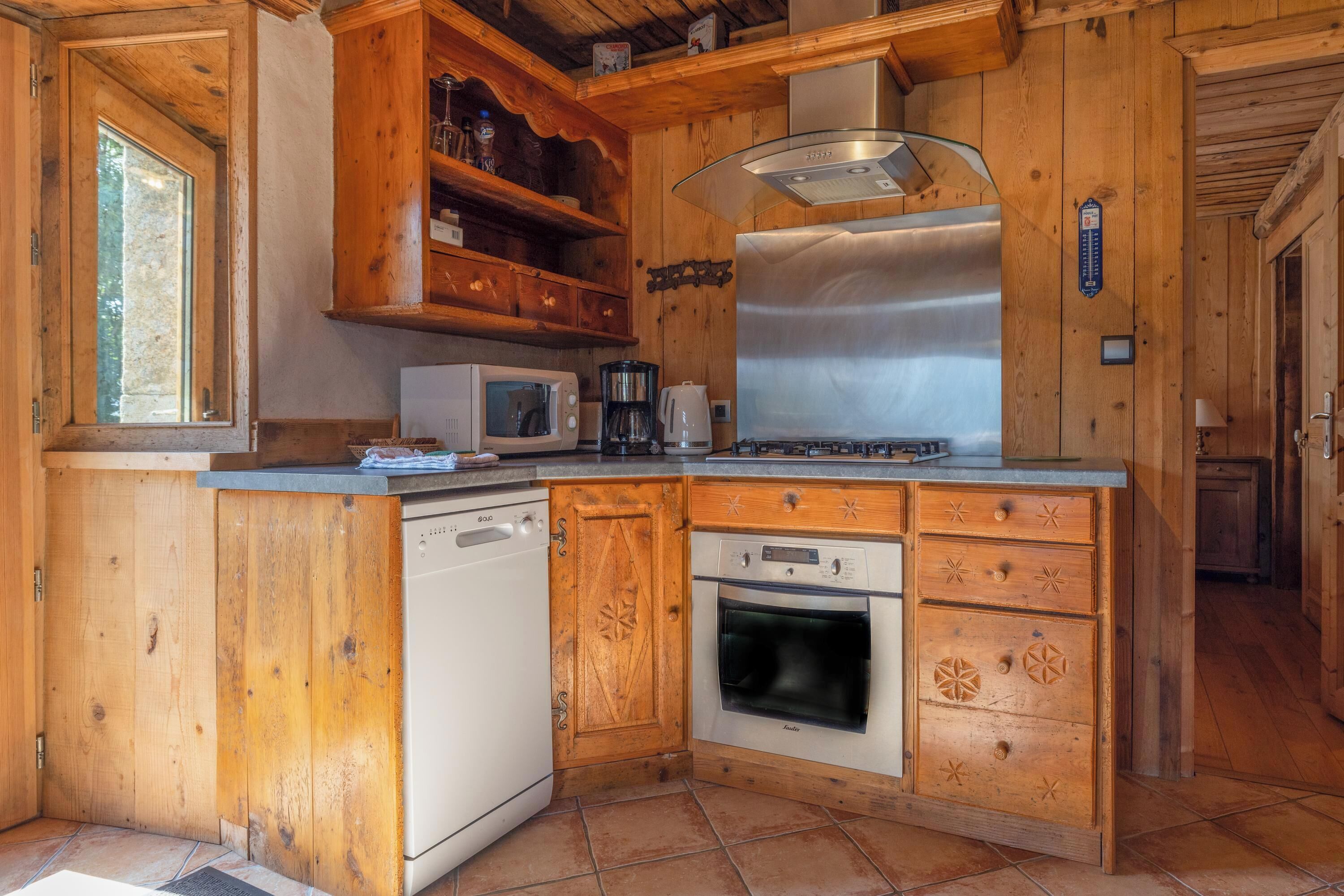 Køleskab, mikrobølgeovn, ovn, kogeplade