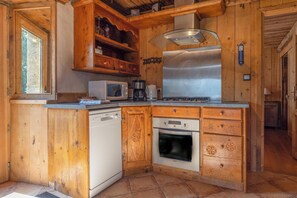 冷蔵庫、電子レンジ、オーブン、コンロ