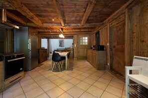 Fridge, microwave, oven, stovetop - Apartment 'Ferme de Faustine 2' with Mountain Views, Shared Pool and Wi-Fi (Saint-Gervais-les-Bains)