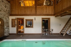 Indoor pool, a heated pool - Apartment 'Ferme de Faustine 2' with Mountain Views, Shared Pool and Wi-Fi (Saint-Gervais-les-Bains)