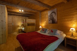 2 bedrooms, free WiFi, bed sheets - Apartment 'Ferme de Faustine 2' with Mountain Views, Shared Pool and Wi-Fi (Saint-Gervais-les-Bains)