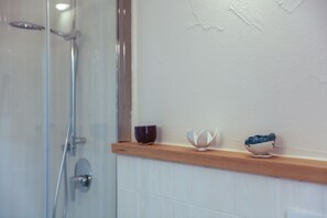 Dusche, Haartrockner, Handtücher