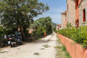 Property grounds - La casa di Debora with A/C & Wi-Fi – Modern Apartment near La Cinta Beach (San teodoro)