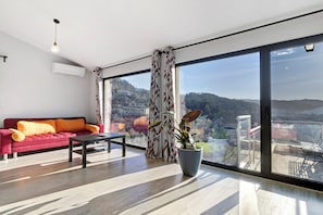 Fernseher, Kamin, DVD-Player, Tischtennisplatte