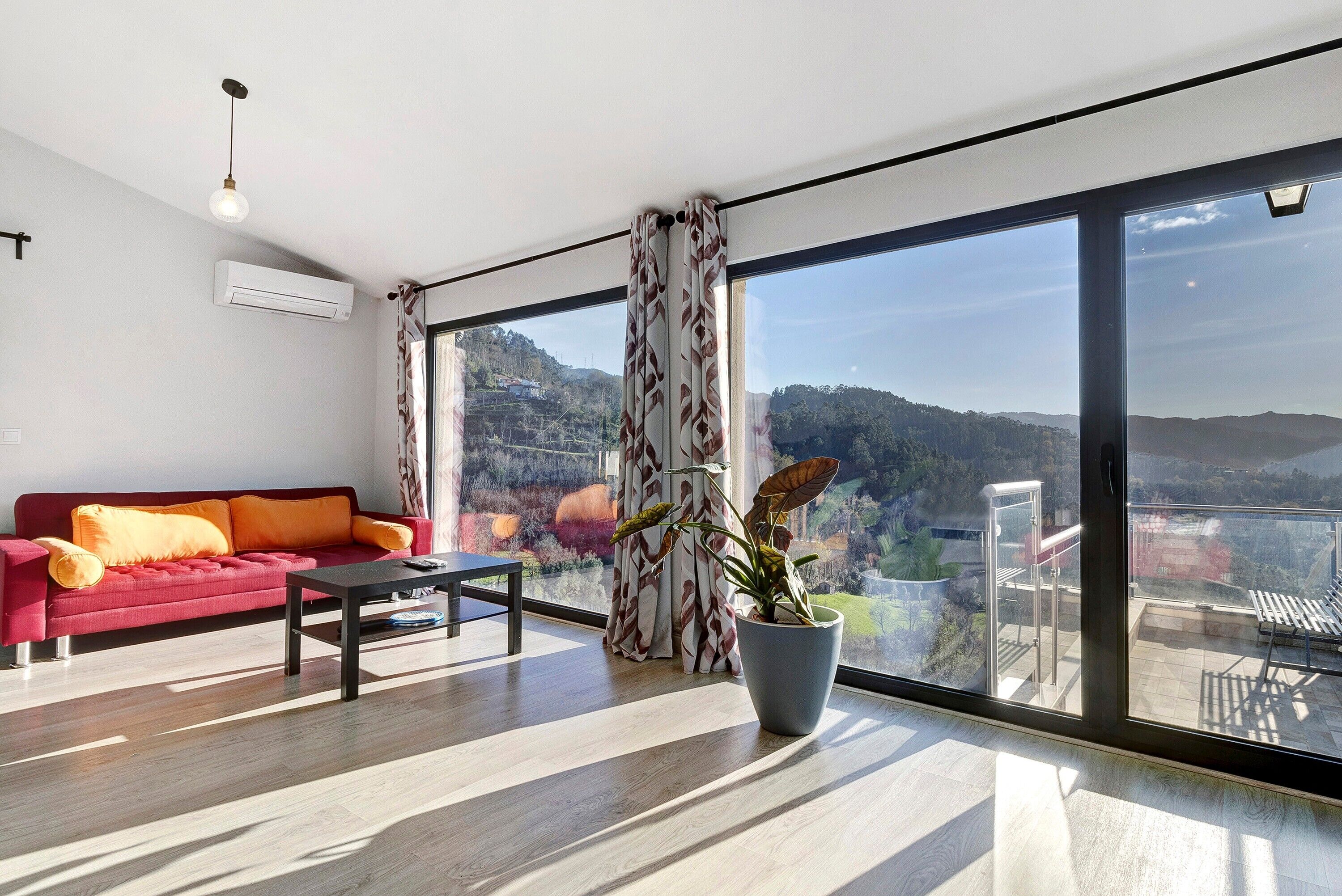 Tv, eldstad, dvd-spelare och ett bordtennisbord