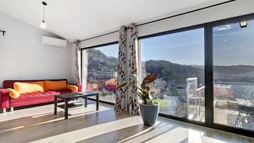 Tv, eldstad, dvd-spelare och ett bordtennisbord