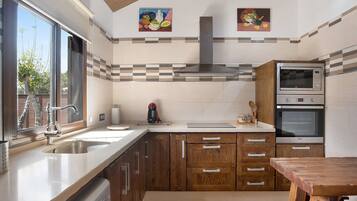 Een koelkast, een magnetron, een oven, een kookplaat