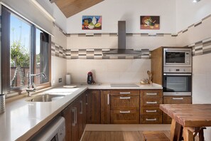 Fridge, microwave, oven, stovetop - Chalet "Villa Africa" with Pool, Wi-Fi, Terrace & Garden (Vejer)