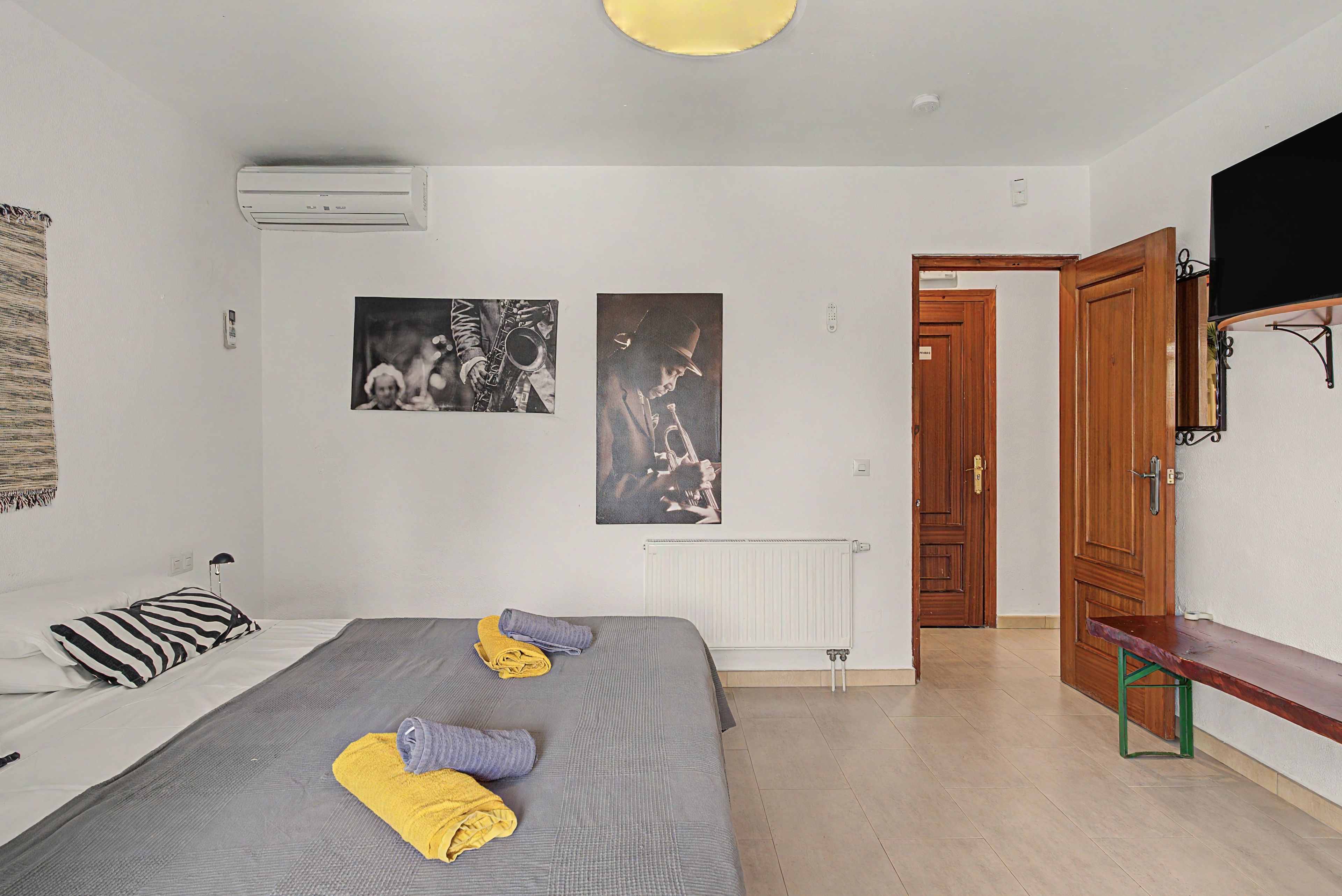 6 bedrooms, iron/ironing board, WiFi (free), bed sheets