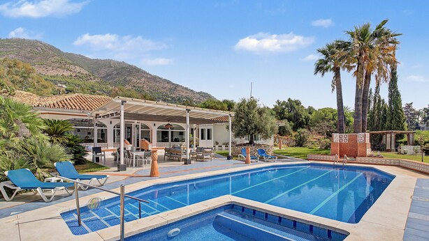 A pool with a sunken center, surrounded by lounge chairs and a covered patio area. - Casa Harriet with Pool, Terrace and WiFi (Mijas Pueblo)