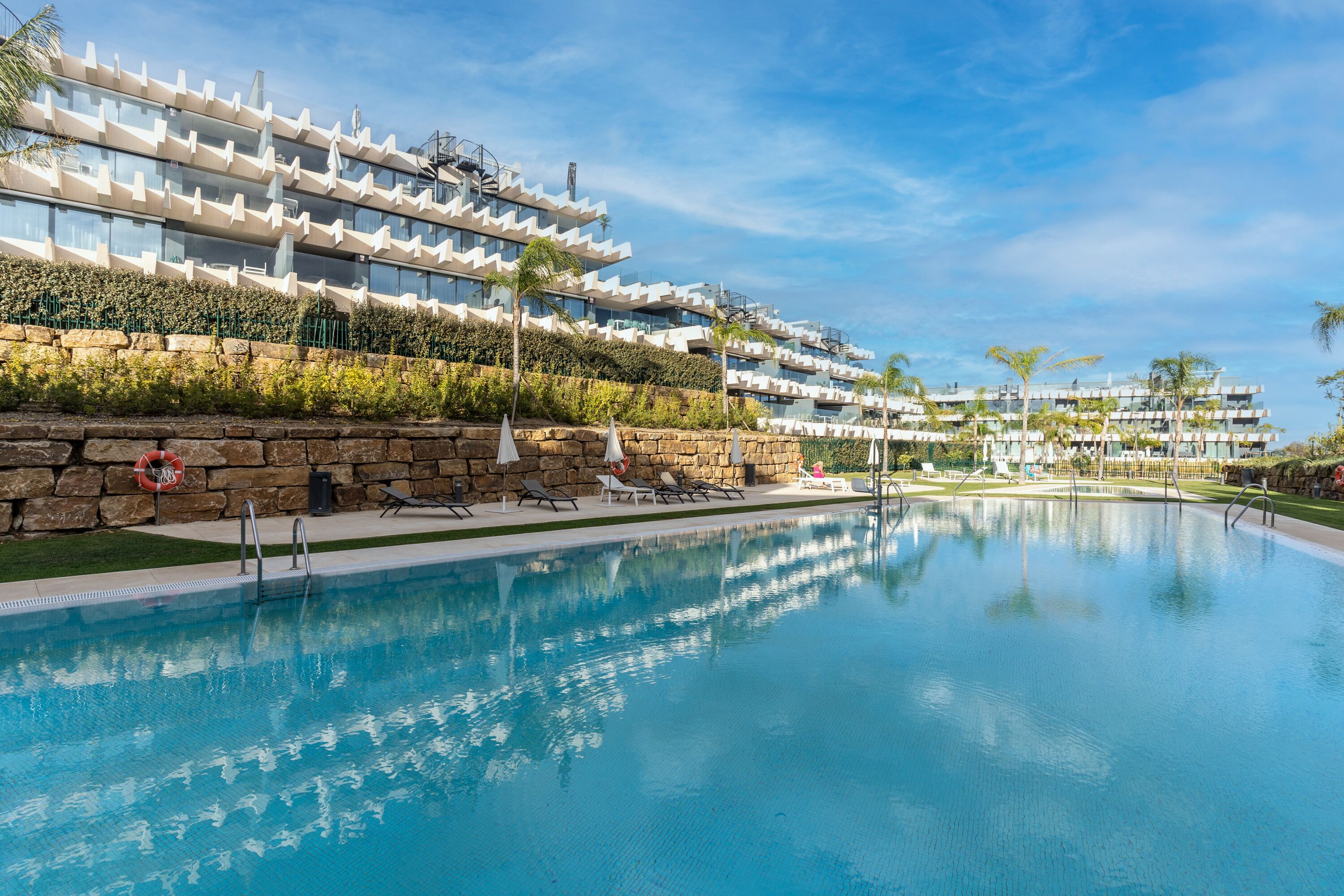 Apartment 'Oasis 325' close to the Sea with Shared Pools & Wi-Fi