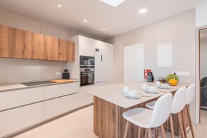 Fridge, oven, stovetop, dishwasher