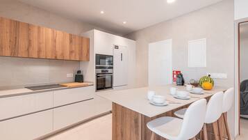 Frigorifero, forno, piano cottura, lavastoviglie