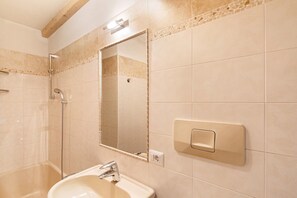 Badewanne, Haartrockner, Handtücher