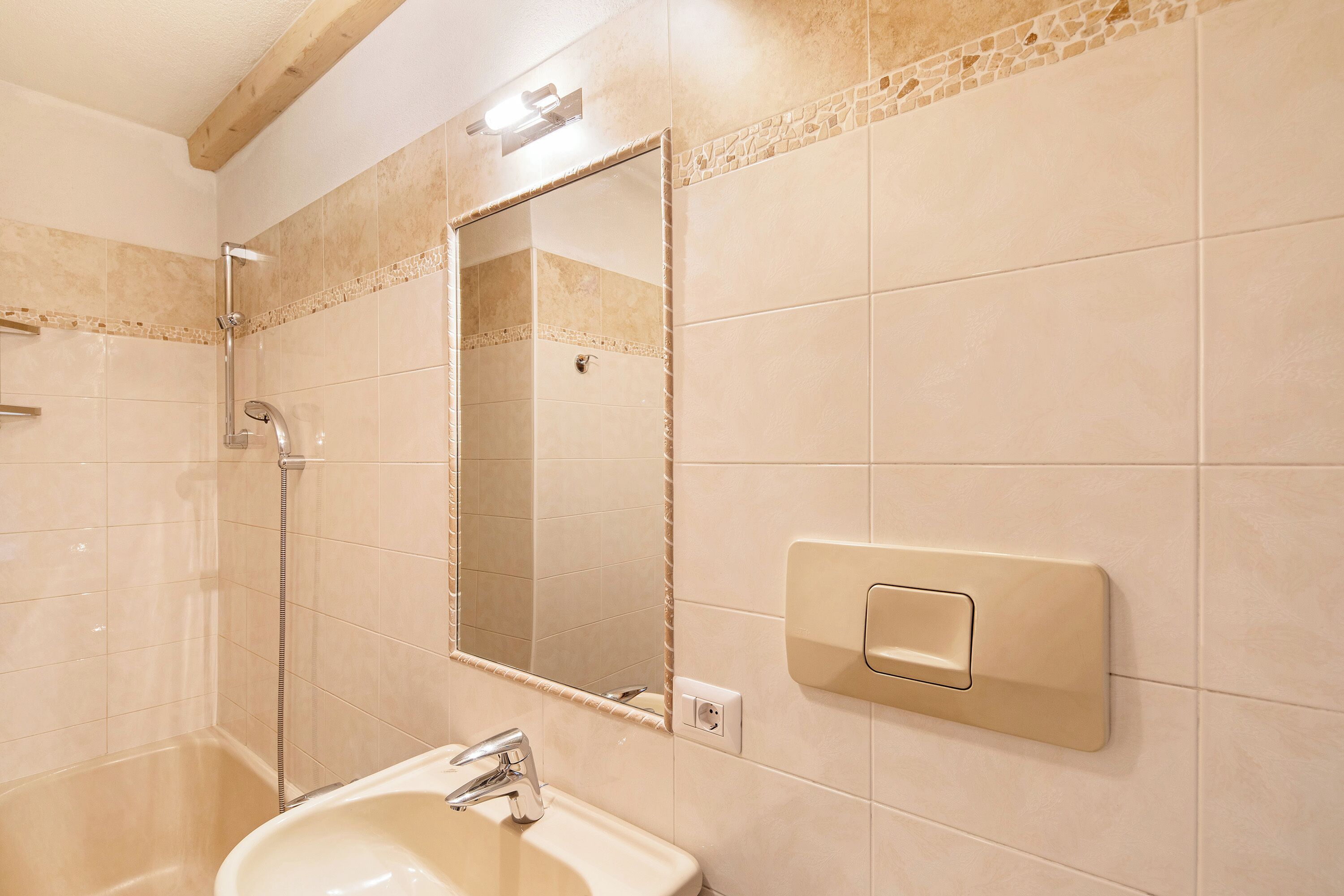 Baignoire, sèche-cheveux, serviettes fournies