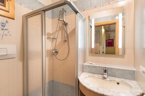 Bathtub, hair dryer, towels - Appartamento Giada with Mountain View, Balconies & Wi-Fi (Livigno)