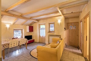 TV - Appartamento Giada with Mountain View, Balconies & Wi-Fi (Livigno)