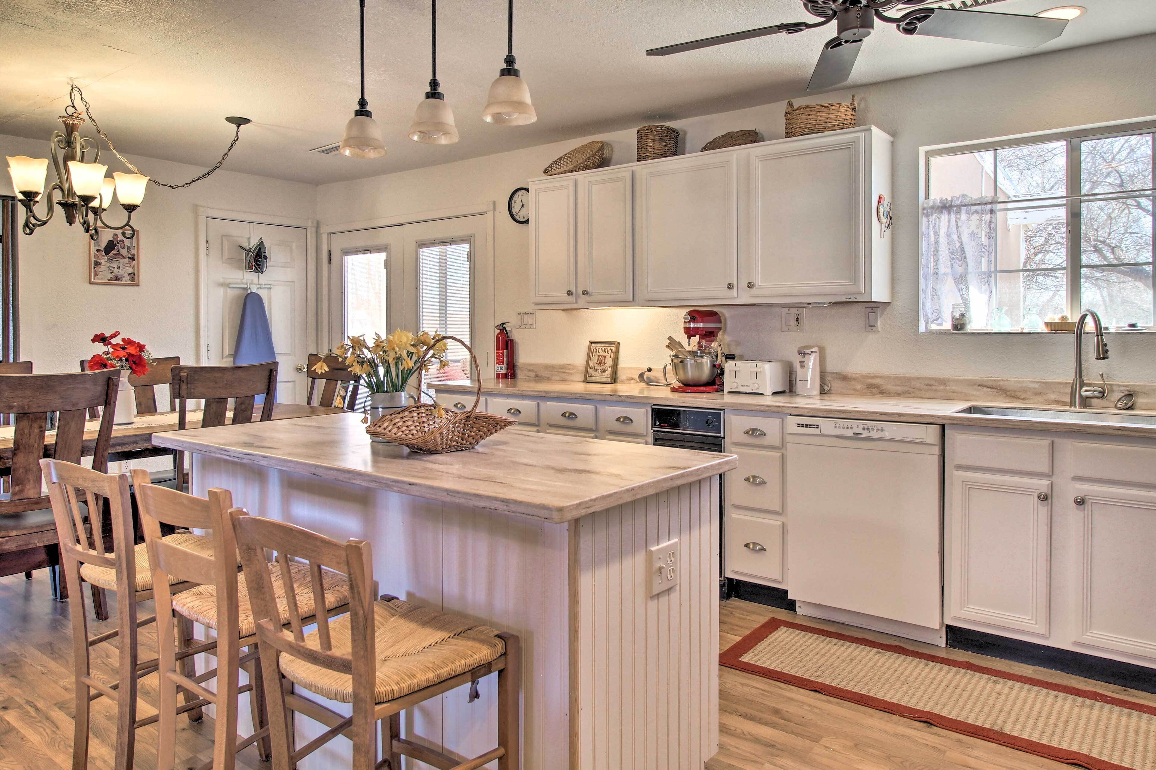 Cozy Taylor Home w/ Fireplace - Hiking Nearby