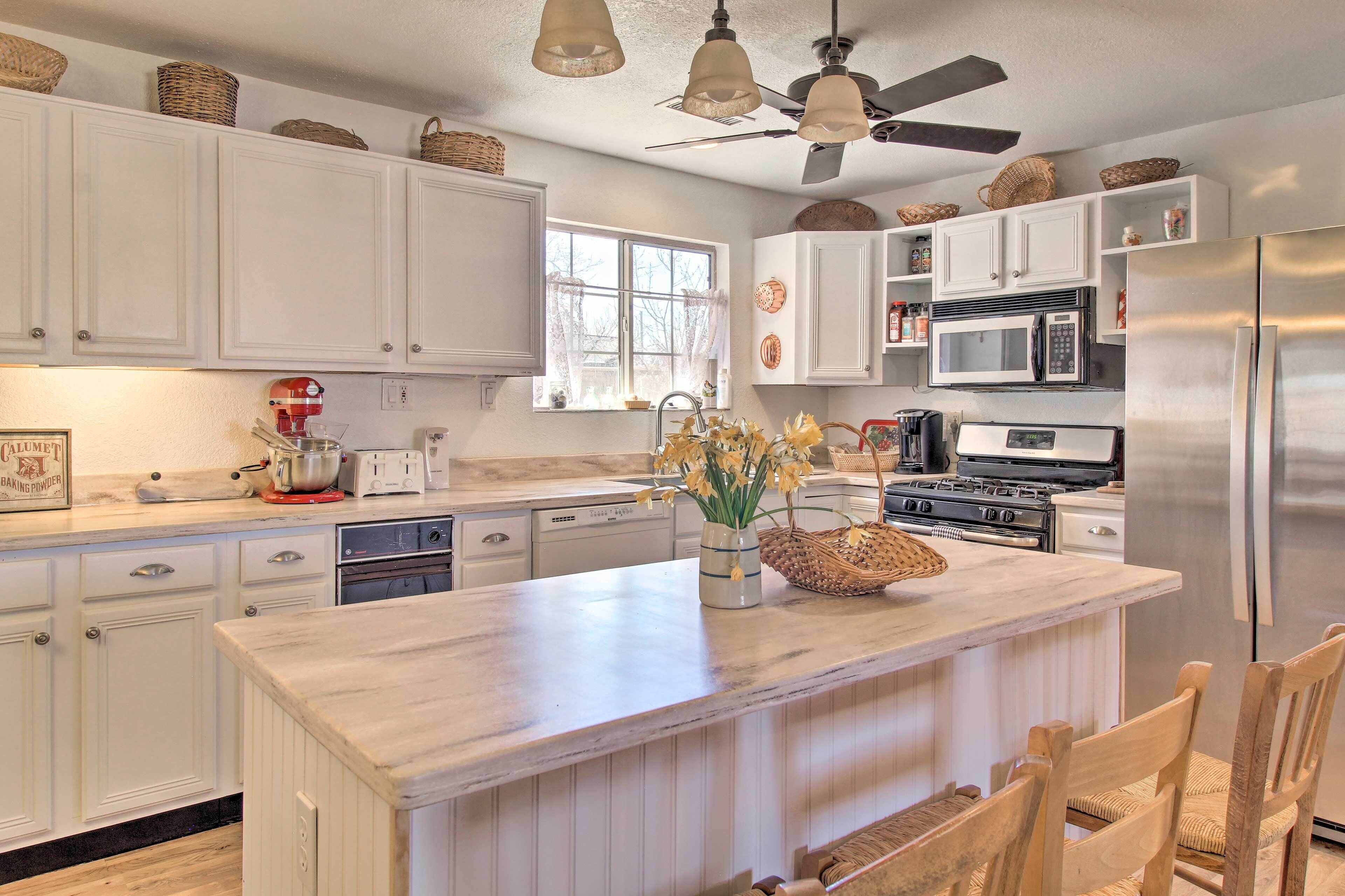 Cozy Taylor Home w/ Fireplace - Hiking Nearby