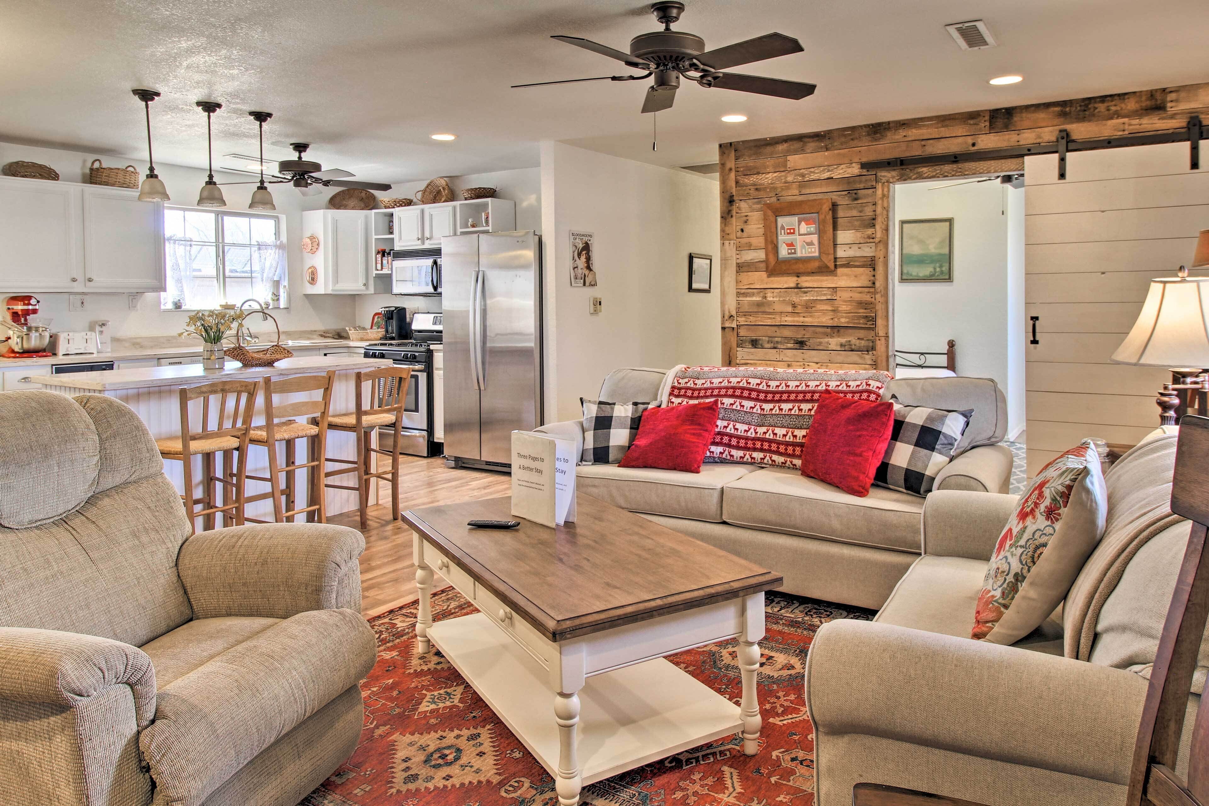 Cozy Taylor Home w/ Fireplace - Hiking Nearby