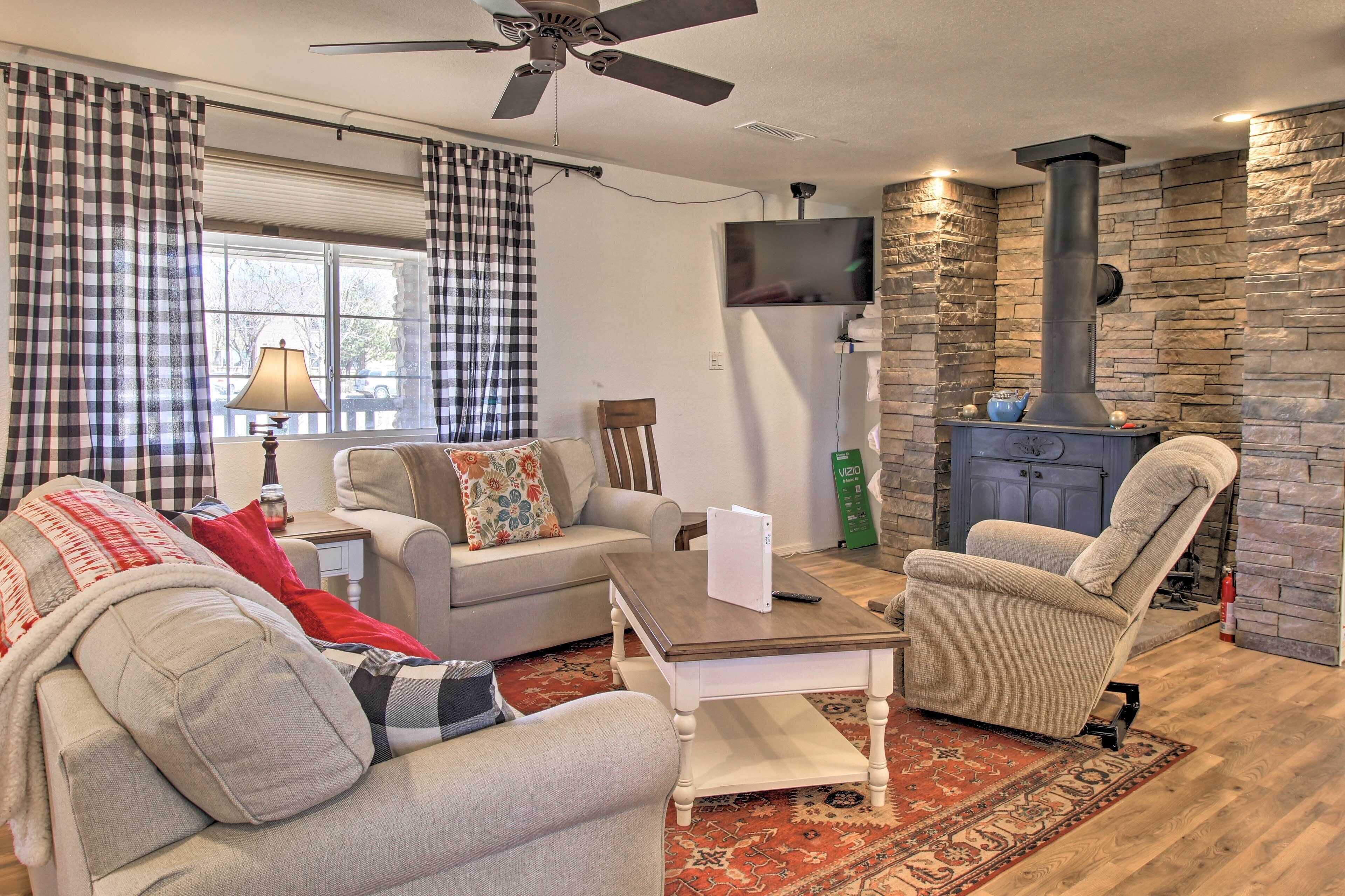 Cozy Taylor Home w/ Fireplace - Hiking Nearby