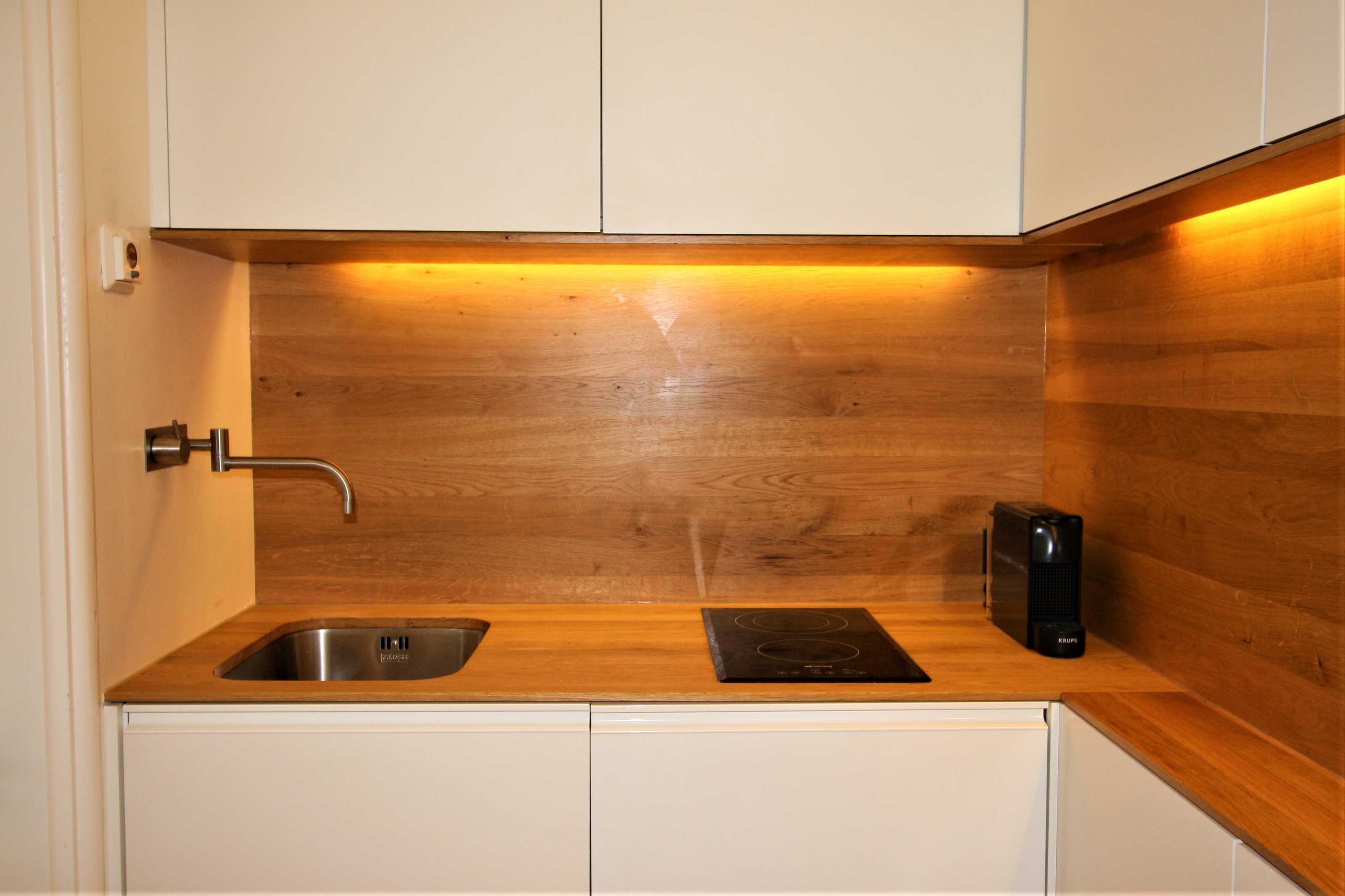 Kühlschrank, Geschirrspüler, Wasserkocher mit Kaffee-/Teezubehör